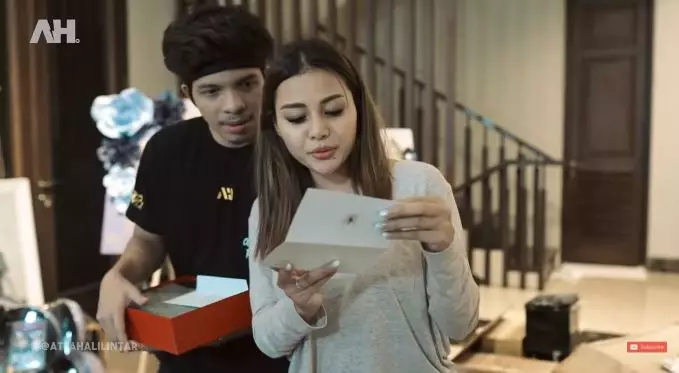 Momen Atta & Aurel buka kado pernikahan © 2021 brilio.net Momen Atta & Aurel buka kado pernikahan © 2021 brilio.net