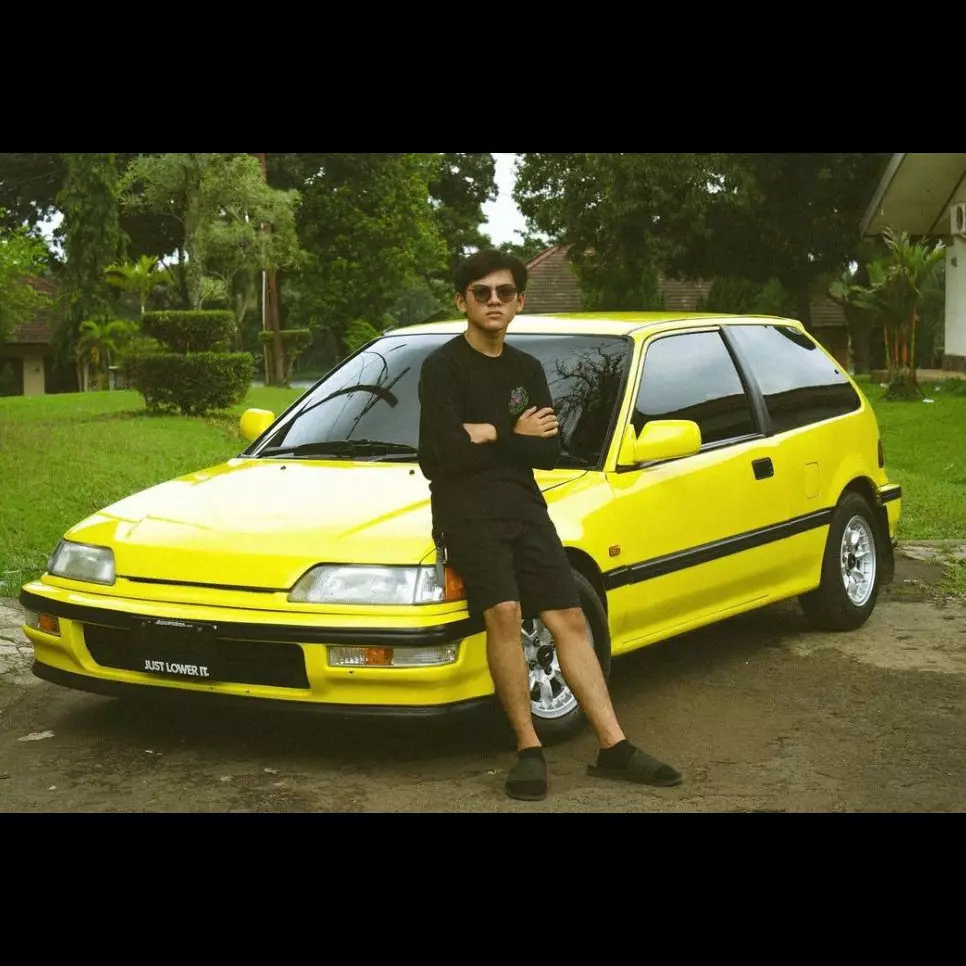 Usia masih muda, deretan seleb ini hobi utak-atik mobil klasik