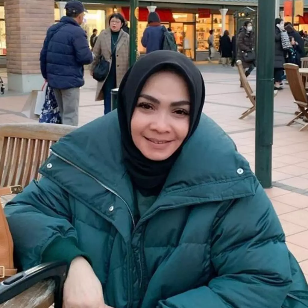 Potret 10 ibu seleb saat muda vs kini, Rieta Amilia awet muda