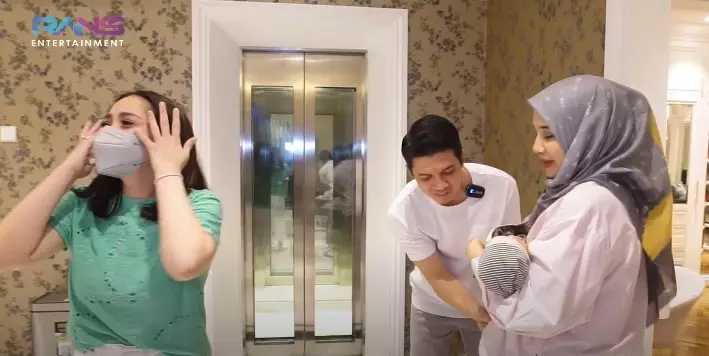 Momen Nagita Slavina jenguk anak Zaskia Sungkar © YouTube