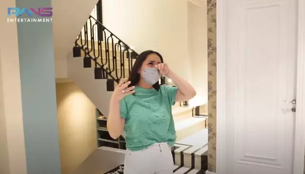 Momen Nagita Slavina jenguk anak Zaskia Sungkar © YouTube