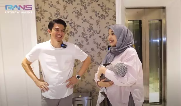 Momen Nagita Slavina jenguk anak Zaskia Sungkar © YouTube