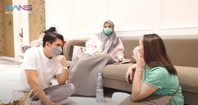 Momen Nagita Slavina jenguk anak Zaskia Sungkar © YouTube