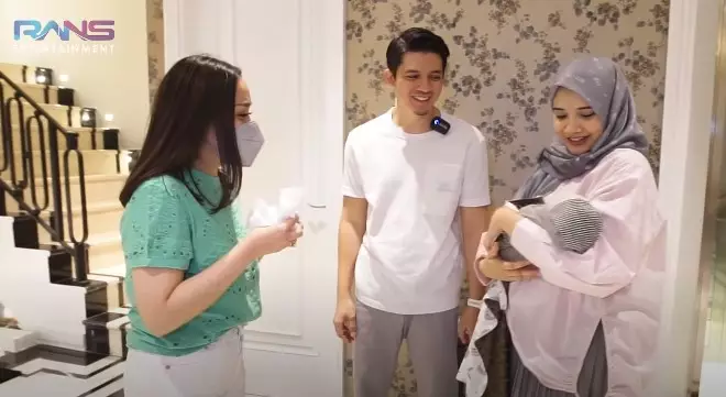 Momen Nagita Slavina jenguk anak Zaskia Sungkar © YouTube