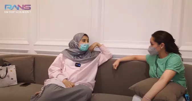 Momen Nagita Slavina jenguk anak Zaskia Sungkar © YouTube