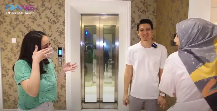 Momen Nagita Slavina jenguk anak Zaskia Sungkar © YouTube