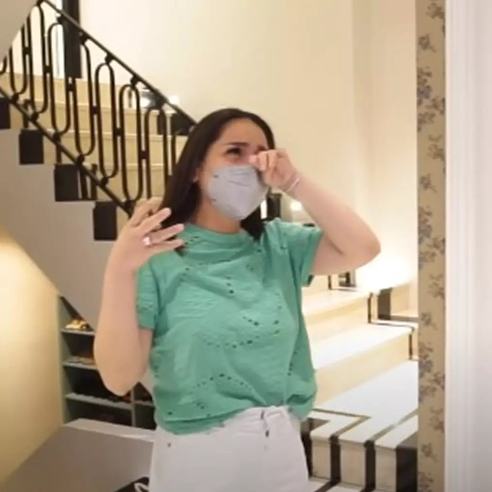 10 Momen Nagita Slavina jenguk anak Zaskia Sungkar, banjir air mata