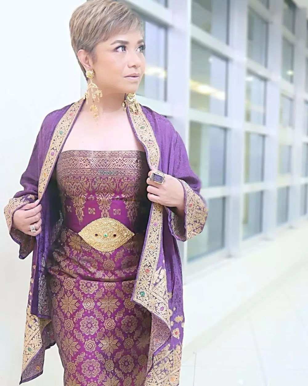 Potret 10 diva Indonesia kenakan kain etnik Indonesia © 2021 brilio.net