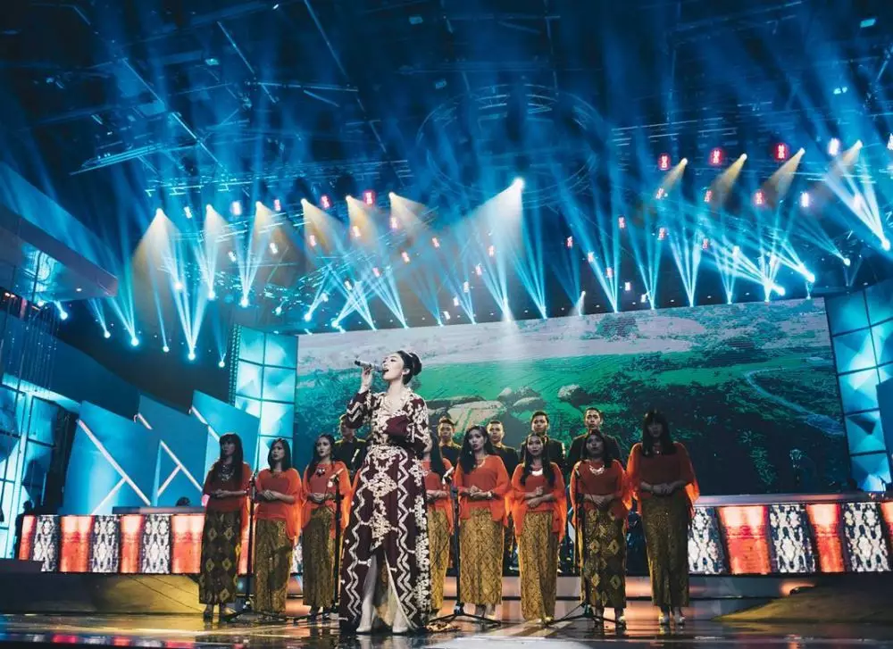 Potret 10 diva Indonesia kenakan kain etnik Indonesia © 2021 brilio.net