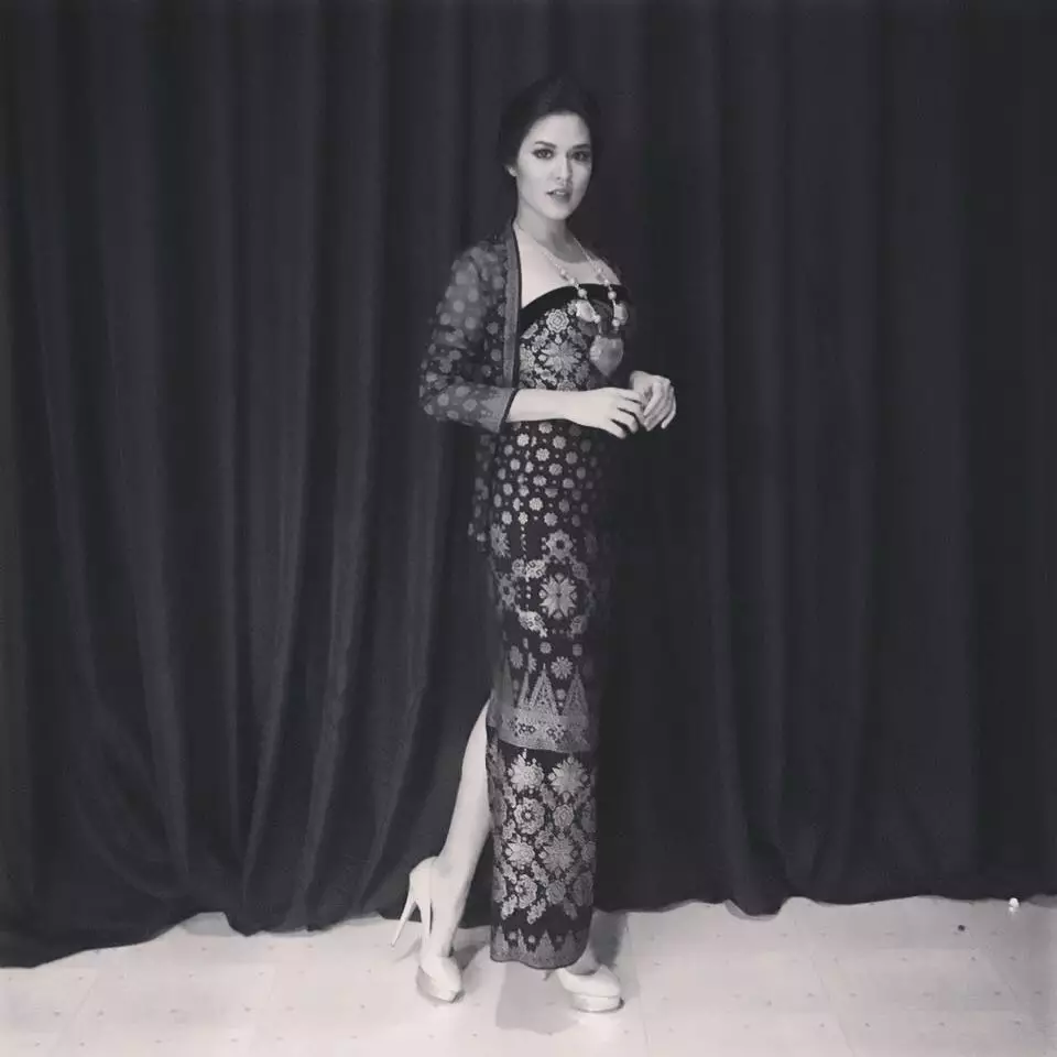 Potret 10 diva Indonesia kenakan kain etnik Indonesia © 2021 brilio.net