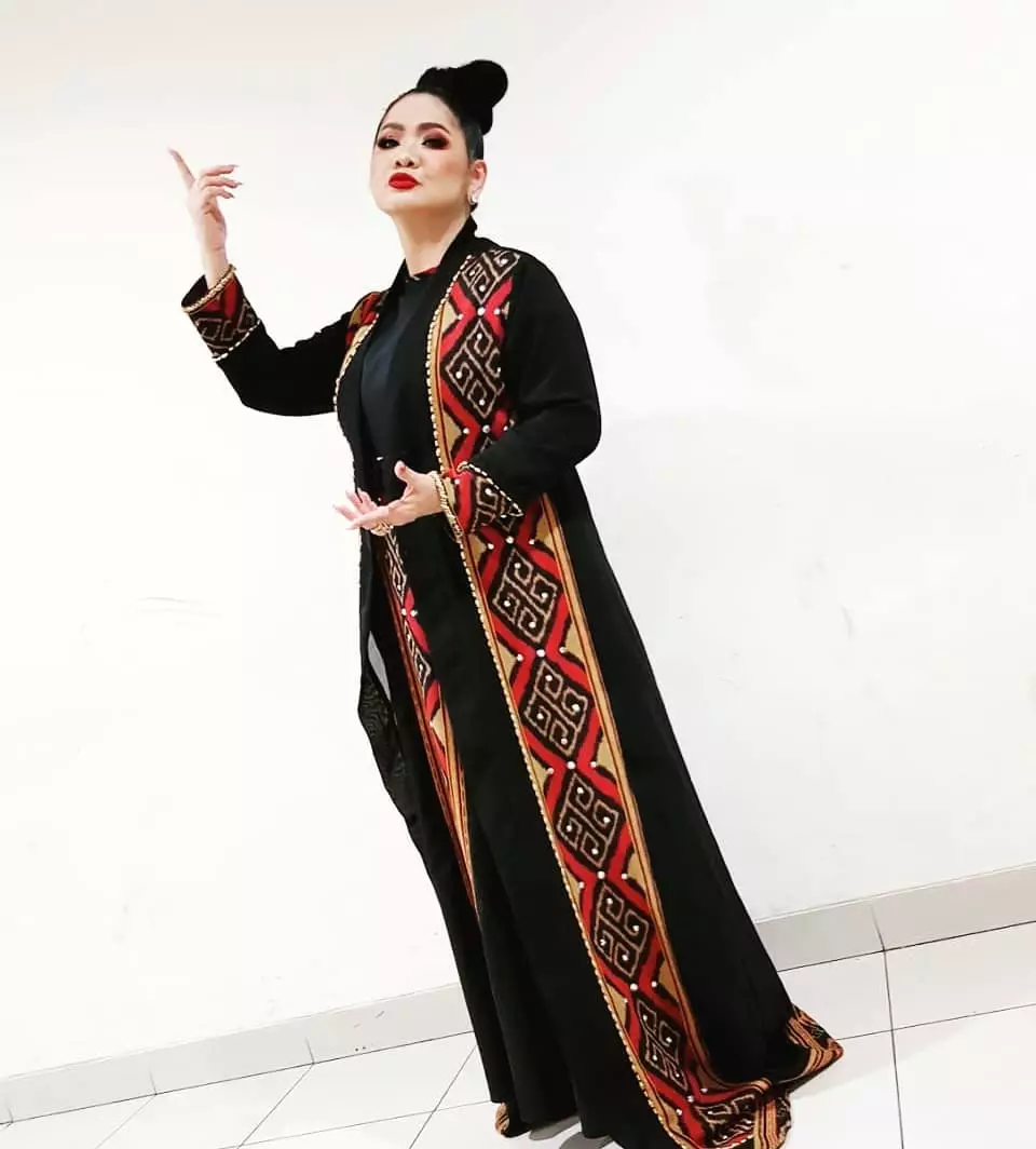 Potret 10 diva Indonesia kenakan kain etnik Indonesia © 2021 brilio.net