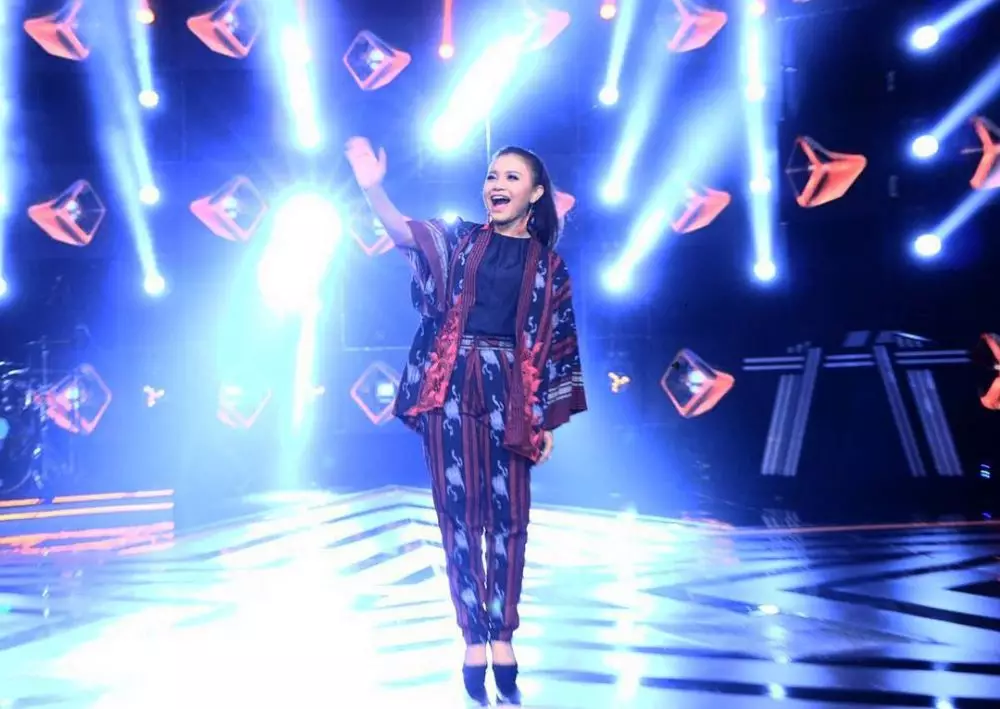 Potret 10 diva Indonesia kenakan kain etnik Indonesia © 2021 brilio.net