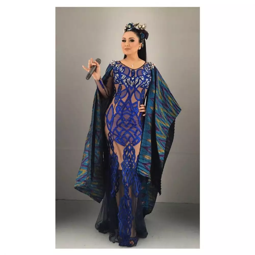 Potret 10 diva Indonesia kenakan kain etnik Indonesia © 2021 brilio.net