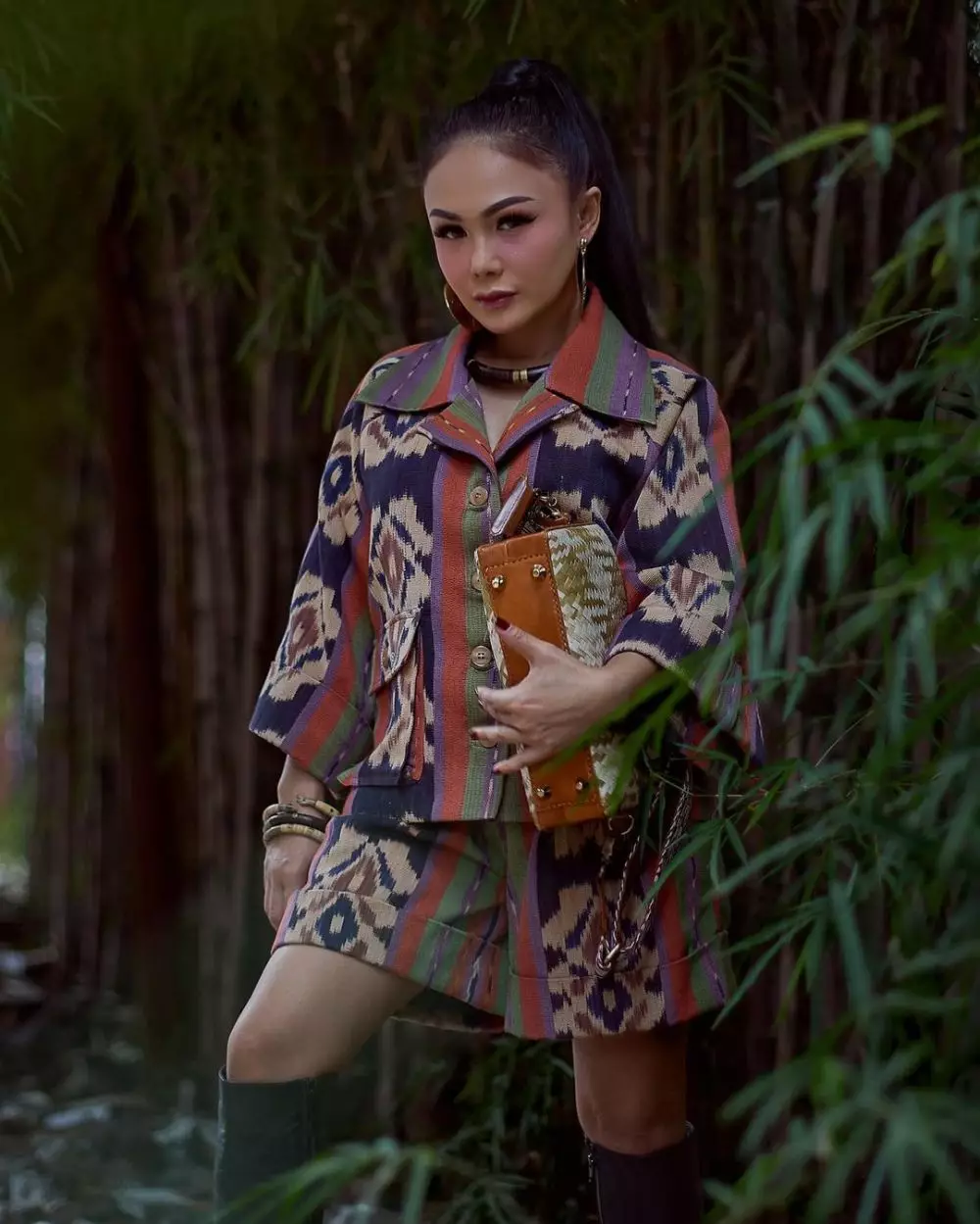 Potret 10 diva Indonesia kenakan kain etnik Indonesia © 2021 brilio.net