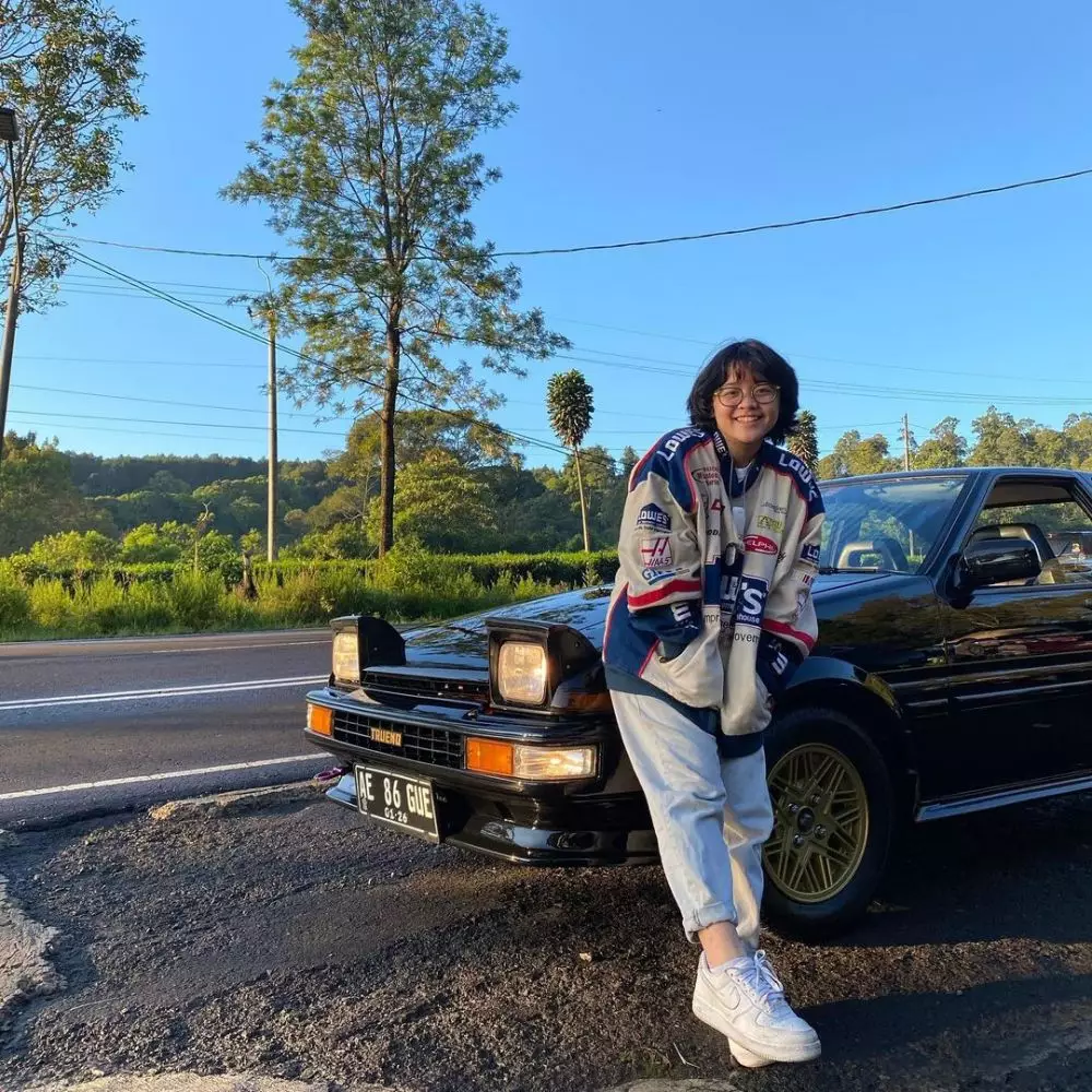 gaya cinta kuya dengan mobil klasik © Instagram