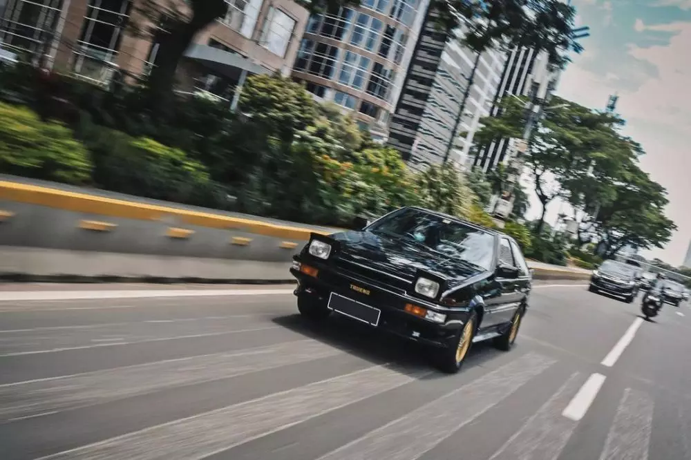 gaya cinta kuya dengan mobil klasik © Instagram