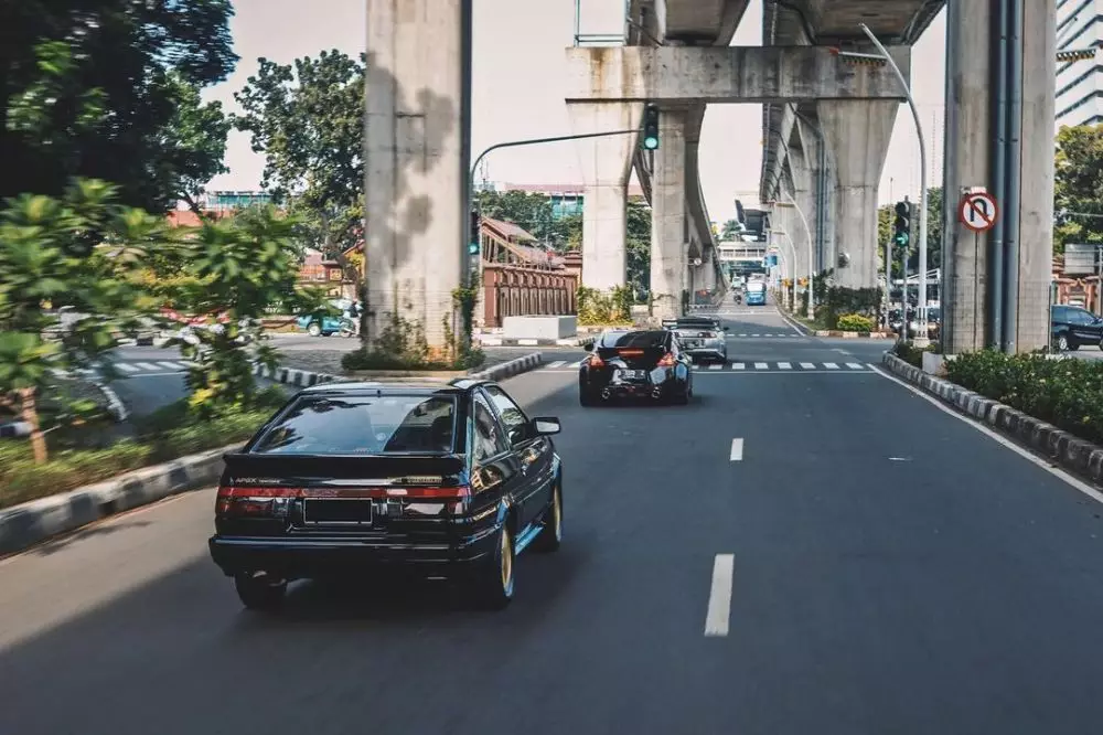 gaya cinta kuya dengan mobil klasik © Instagram