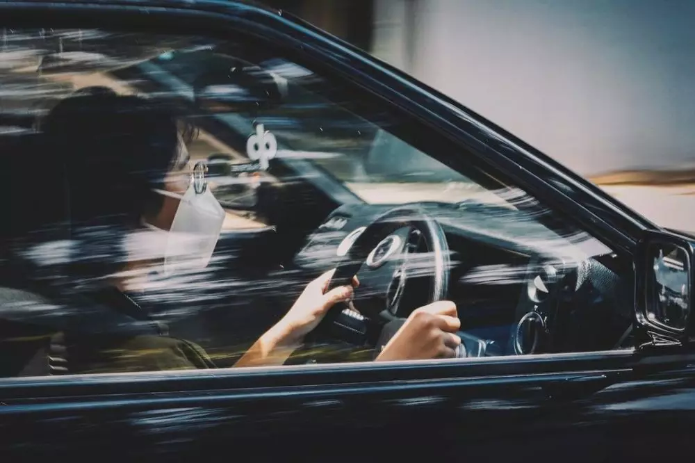 gaya cinta kuya dengan mobil klasik © Instagram