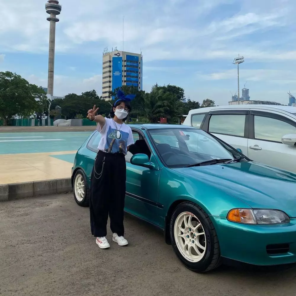 gaya cinta kuya dengan mobil klasik © Instagram