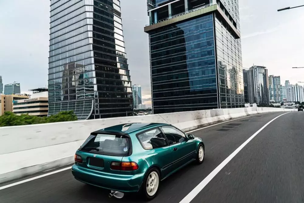 gaya cinta kuya dengan mobil klasik © Instagram