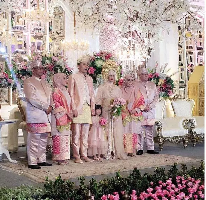Seleb menikah pakai adat Minang Instagram