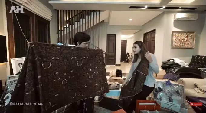 momen seleb buka kado nikah © YouTube momen seleb buka kado nikah © YouTube