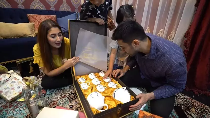 momen seleb buka kado nikah © YouTube momen seleb buka kado nikah © YouTube