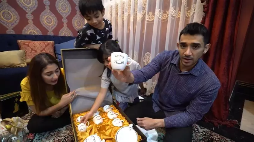 momen seleb buka kado nikah © YouTube momen seleb buka kado nikah © YouTube