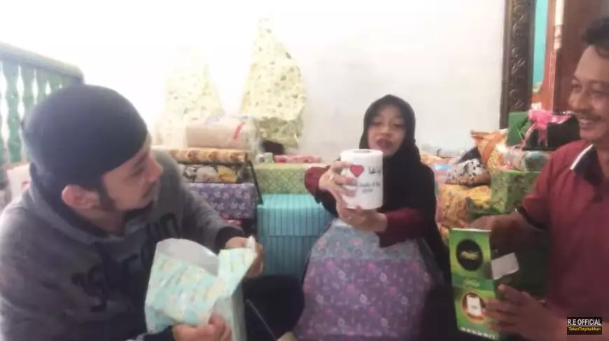 momen seleb buka kado nikah © YouTube momen seleb buka kado nikah © YouTube