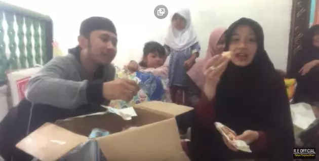 momen seleb buka kado nikah © YouTube momen seleb buka kado nikah © YouTube