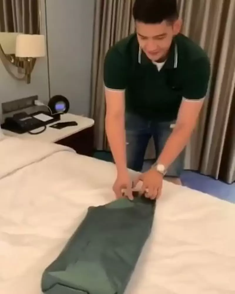 momen seleb buka kado nikah © YouTube momen seleb buka kado nikah © YouTube