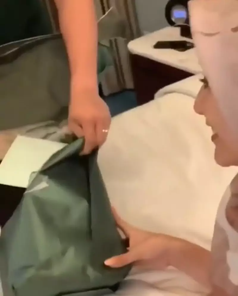 momen seleb buka kado nikah © YouTube momen seleb buka kado nikah © YouTube