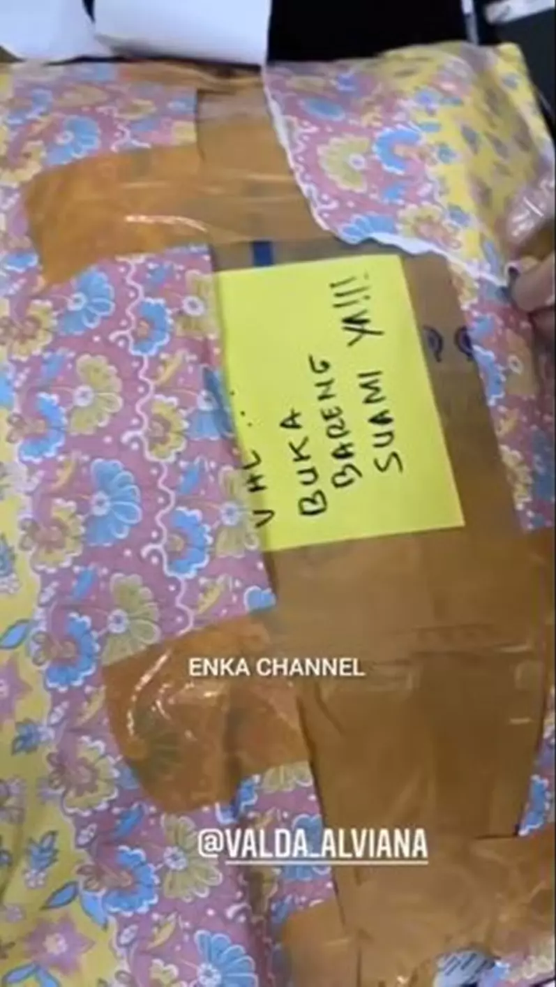 momen seleb buka kado nikah © YouTube momen seleb buka kado nikah © YouTube