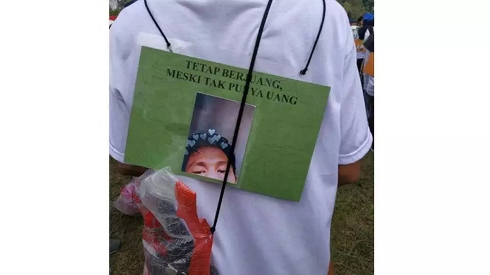 potret nametag orang © Berbagai Sumber