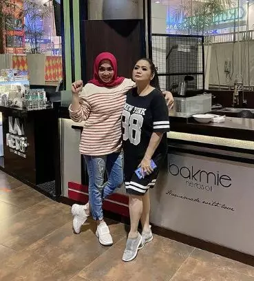 gaya fashion Rieta Amalia © Instagram/@rieta_amalia gaya fashion Rieta Amalia © Instagram/@rieta_amalia