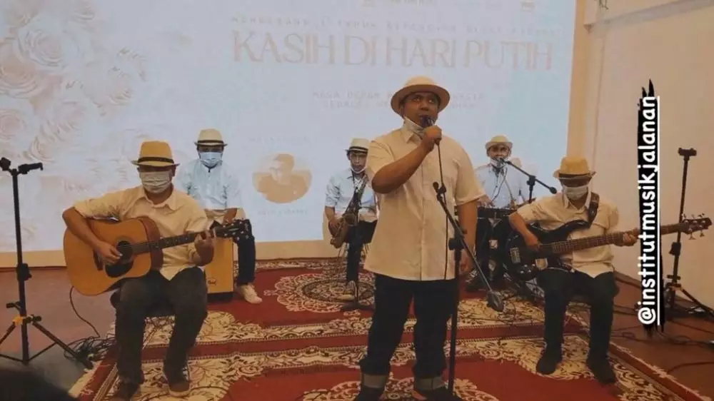  Momen Kasih di Hari Putih © berbagai sumber
