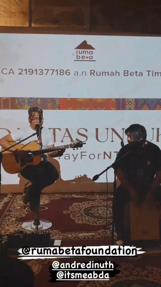  Momen Kasih di Hari Putih © berbagai sumber