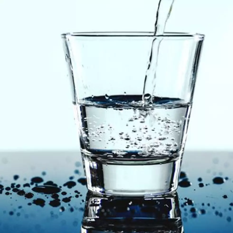 10 Manfaat minum air putih hangat saat buka puasa