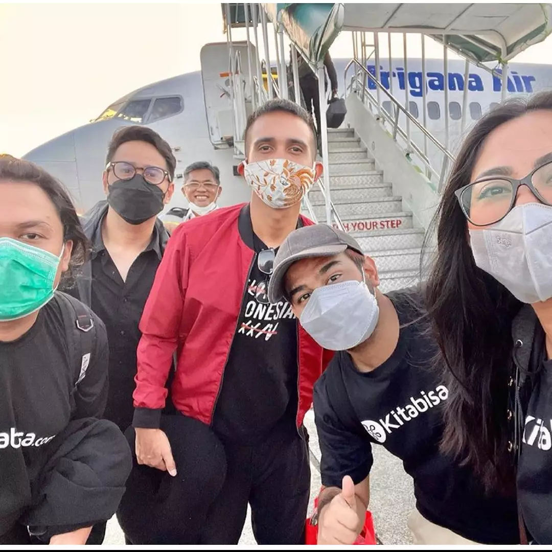 10 Momen Rachel Vennya jadi relawan banjir NTT, tak kuasa tahan tangis