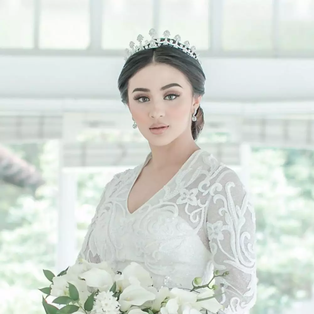 pesona seleb pakai mahkota saat nikah © instagram