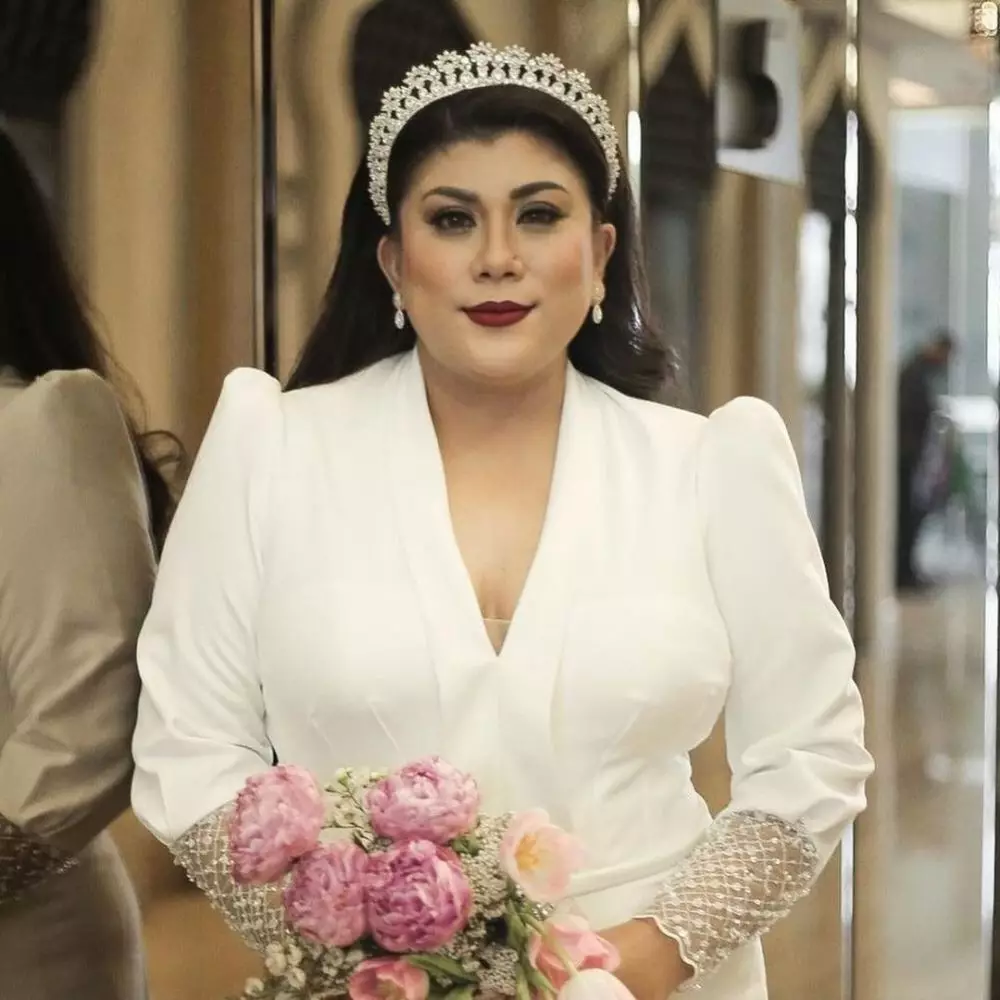 pesona seleb pakai mahkota saat nikah © instagram