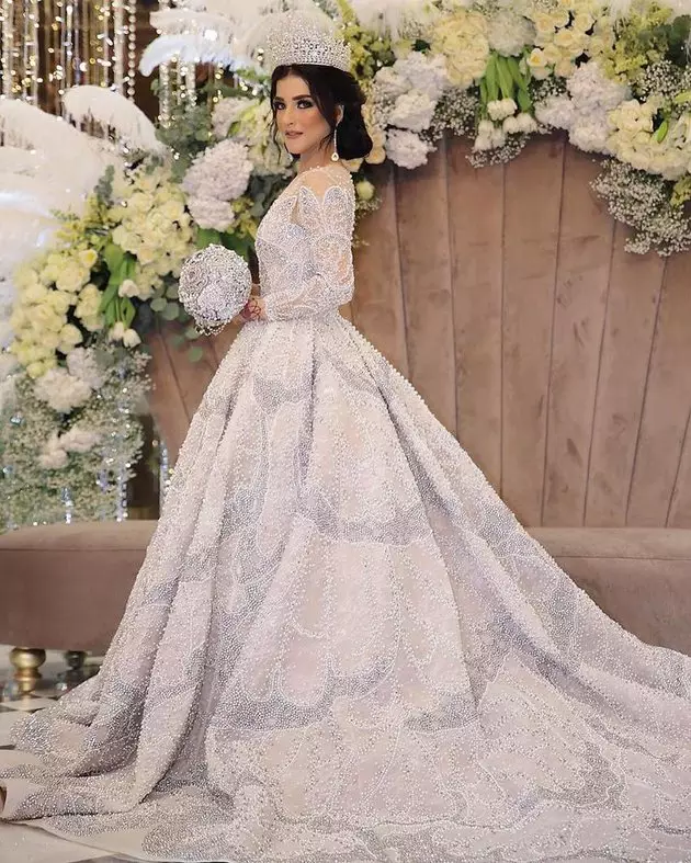 pesona seleb pakai mahkota saat nikah © instagram