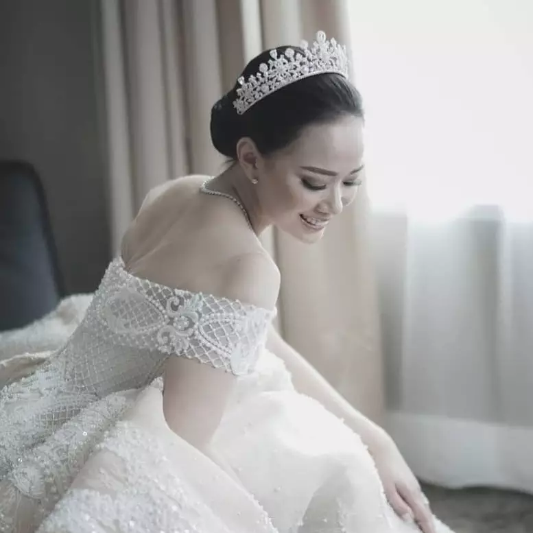 pesona seleb pakai mahkota saat nikah © instagram