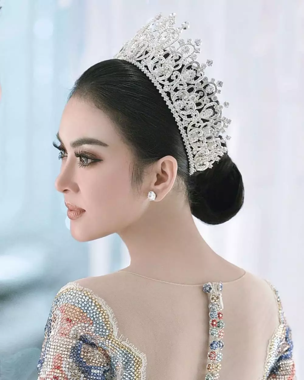 pesona seleb pakai mahkota saat nikah © instagram