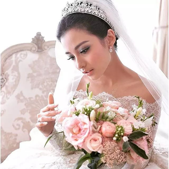 pesona seleb pakai mahkota saat nikah © instagram
