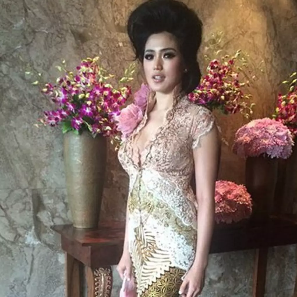 10 Pesona Jessica Iskandar saat kondangan, gaunnya curi perhatian