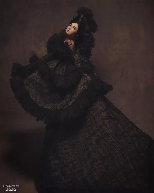 potret Nafa Urbach dengan busana gelap Instagram