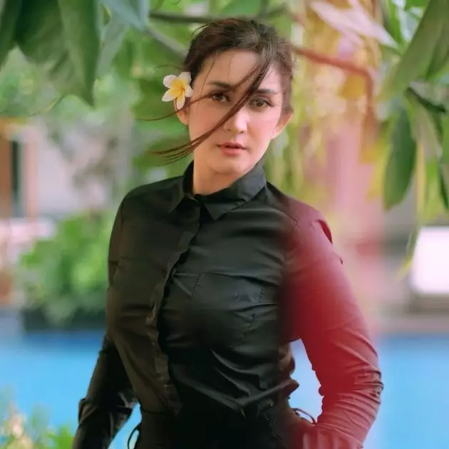 potret Nafa Urbach dengan busana gelap Instagram