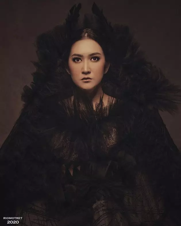 potret Nafa Urbach dengan busana gelap Instagram