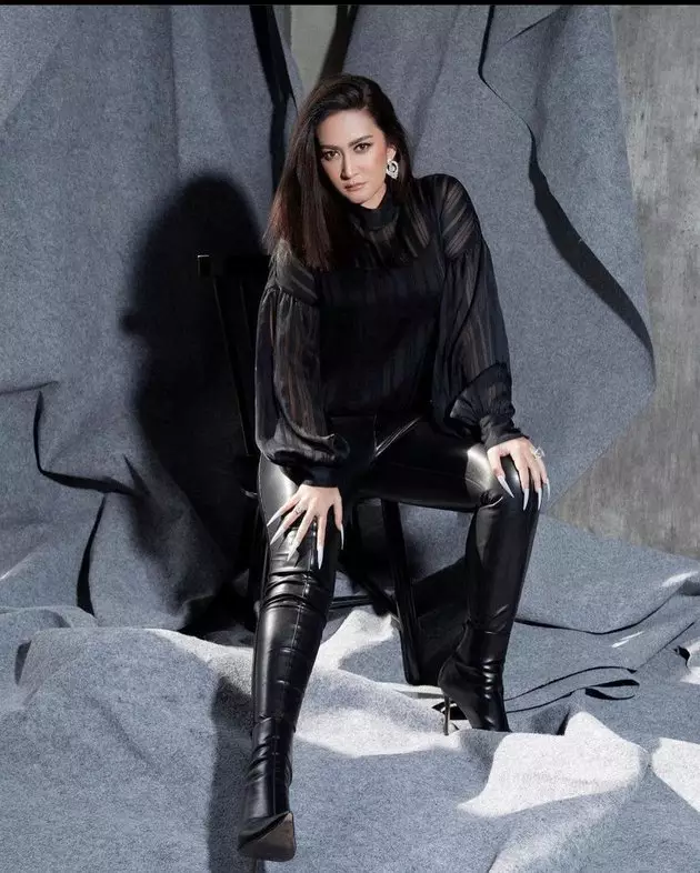 potret Nafa Urbach dengan busana gelap Instagram